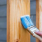 Oleje do drewna zewnętrznego – jak chronić taras i elewację?