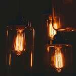 Lampy ogrodowe w nowoczesnym wydaniu, czyli jak oświetlić ścieżki, taras i wejście do domu