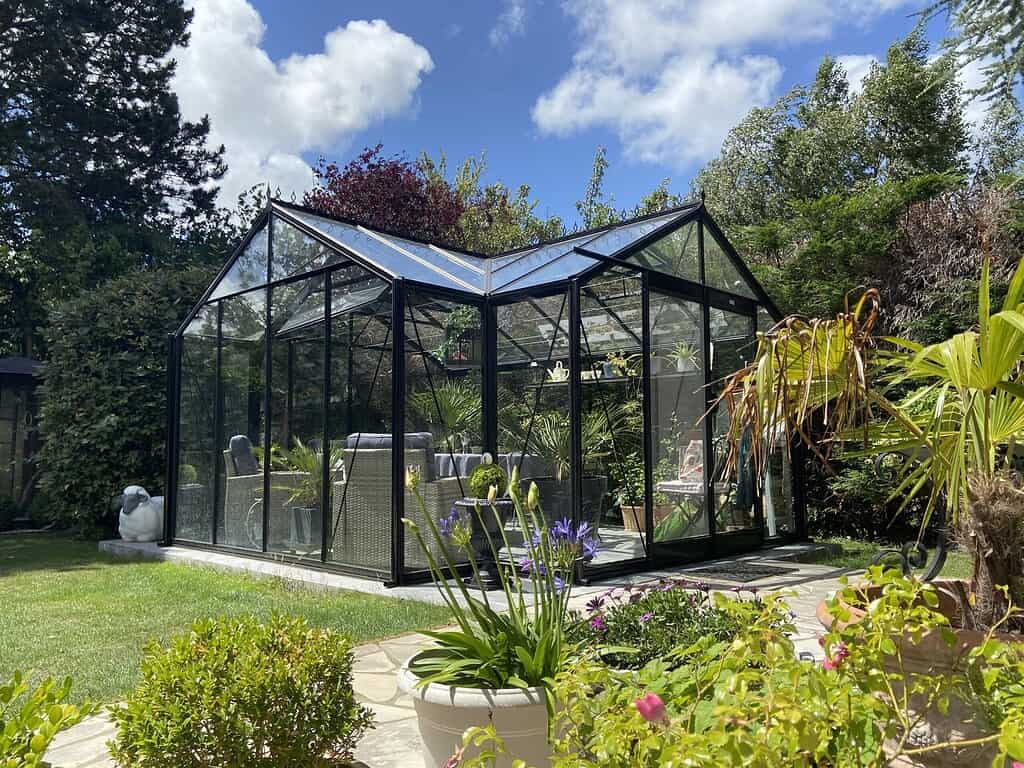Szklarnie z szkła hartowanego – trwałość i niezawodność dla Twojego ogrodu