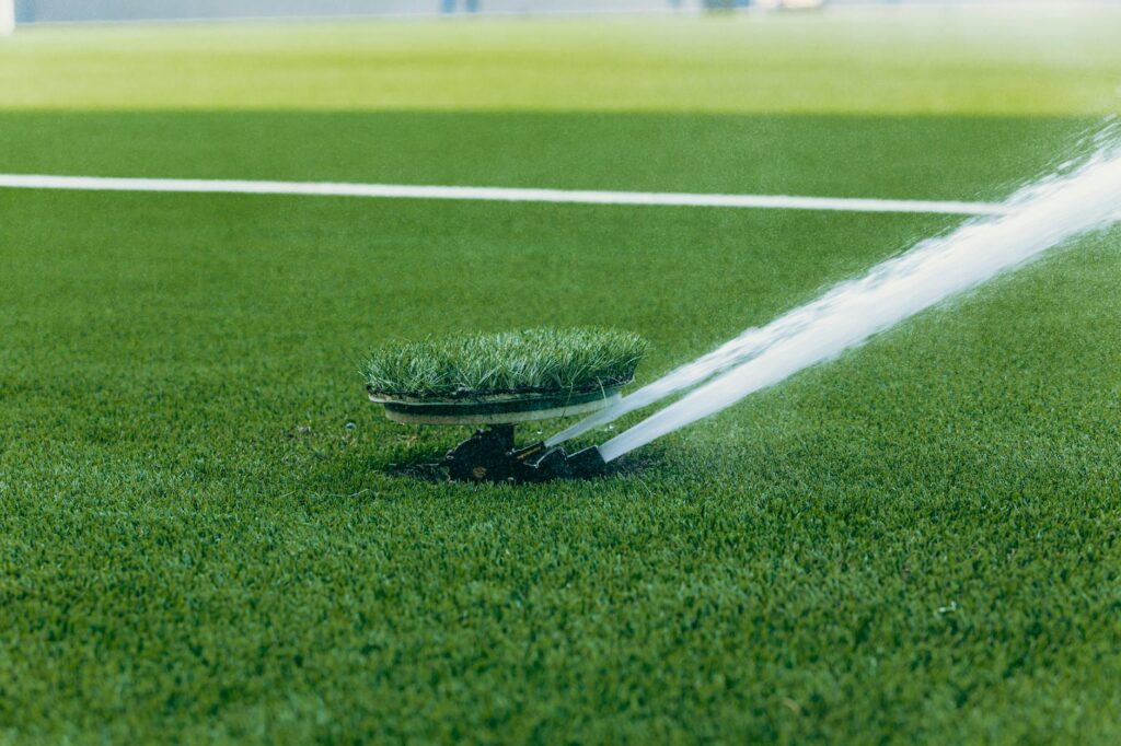 System nawadniania trawnika – jak wybrać, zaplanować i ustawić podlewanie, żeby murawa była zawsze „jak dywan”