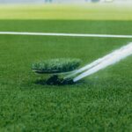 System nawadniania trawnika – jak wybrać, zaplanować i ustawić podlewanie, żeby murawa była zawsze „jak dywan”