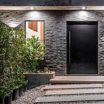 Czarne drzwi zewnętrzne do nowoczesnej elewacji – jak dobrać parametry, przeszklenia i akcesoria