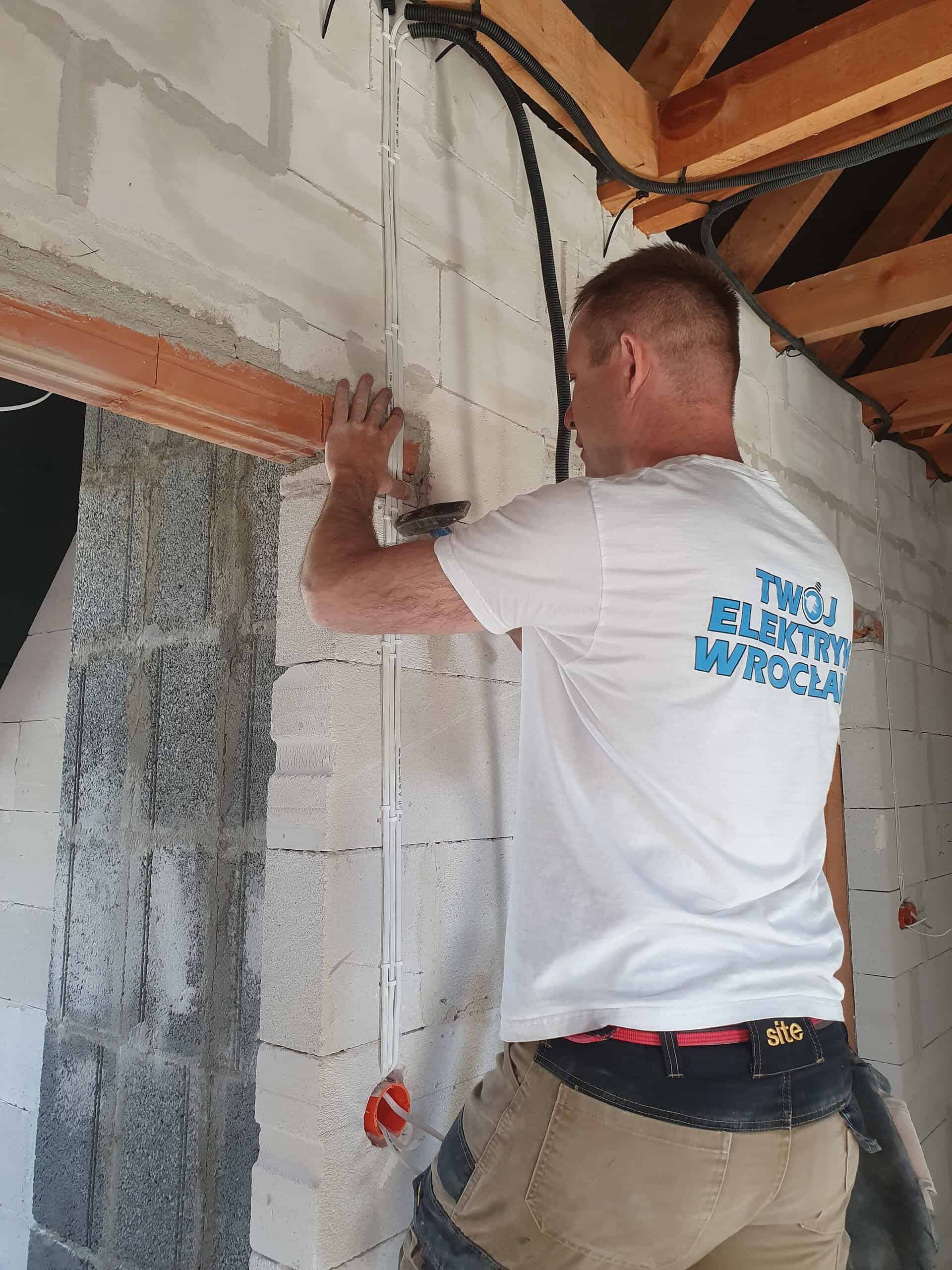 Elektryk Wrocław układa przewody elektryczne